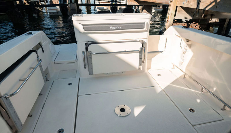 cockpit of the bayliner t23 trophy fishing boat