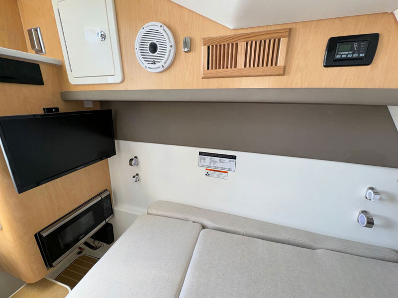 cabin in world cat 325 dc powercat